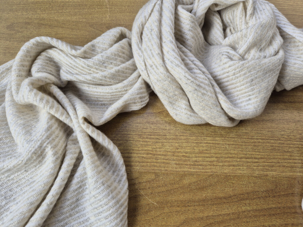 Preview: Zart flauschiger Kaschmir-Stola in Creme & Sand | handgefertigt von LWH | 65×204 cm